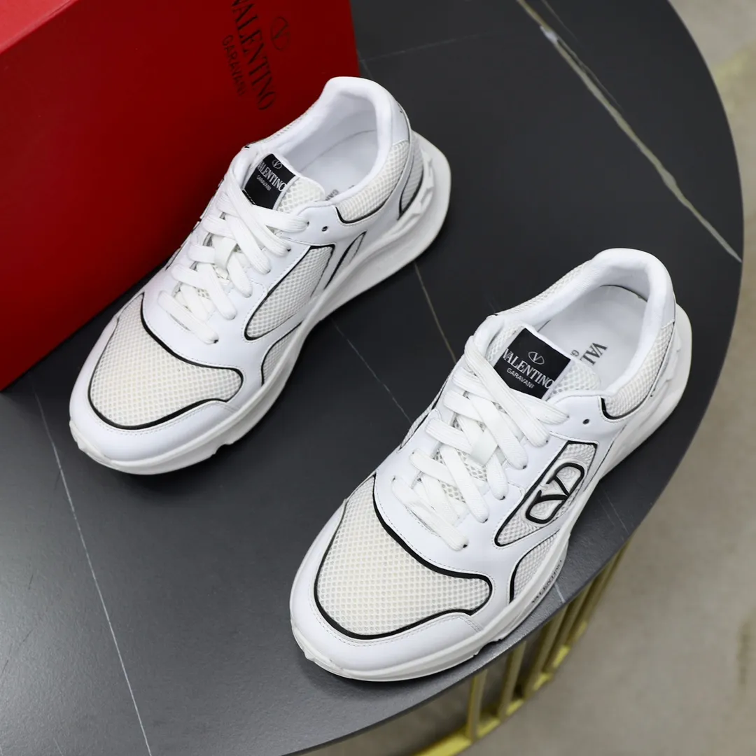 Ex-factory price: 460💰VALENTINO/Valentino 2025s men's latest low-top thick-soled sports shoes are shipped. Made with heavy industry, men's fine casual sports shoes, versatile style. Made of fabric mesh upper, rubber lines embellished with geometric segmentation upper, hand-sewn, novel and fashionable, rubber soles with rivet details on the front and back, VALENTINO GARAVANI LOGO printed on the side, and Valentino Garavani decorative inlay on the tongue. Logo, comfortable, breathable and durable on the feet! Comes with full original packaging! Code number: 38-39-40-41-42-43-44 (45 can be customized)